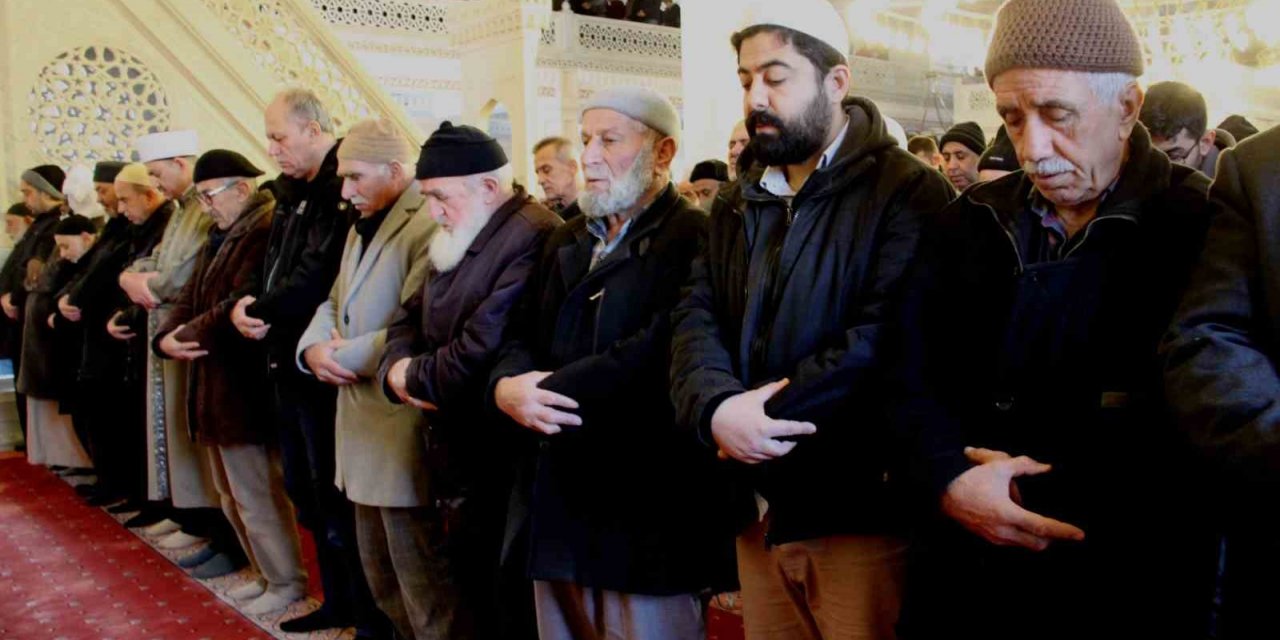 Depremde hayatını kaybedenler için Konya’da gıyabi cenaze namazı kılındı