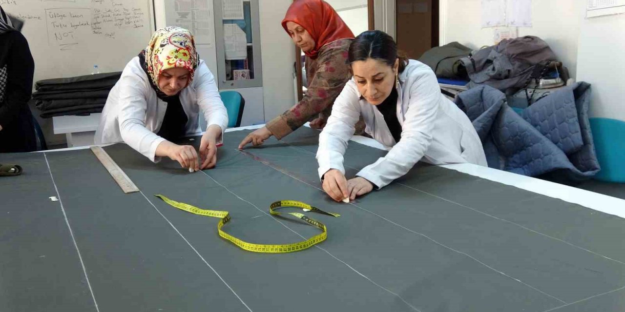 Yozgat’ta depremzedeler için uyku tulumu üretiliyor