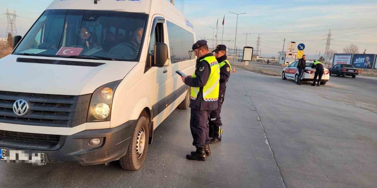 Trafik jandarması okul servislerini denetliyor