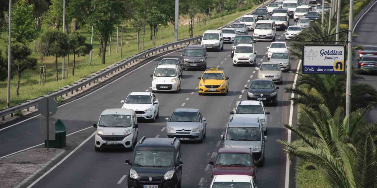 İzmir’de trafiğe kayıtlı araç sayısı yüzde 5,2 arttı