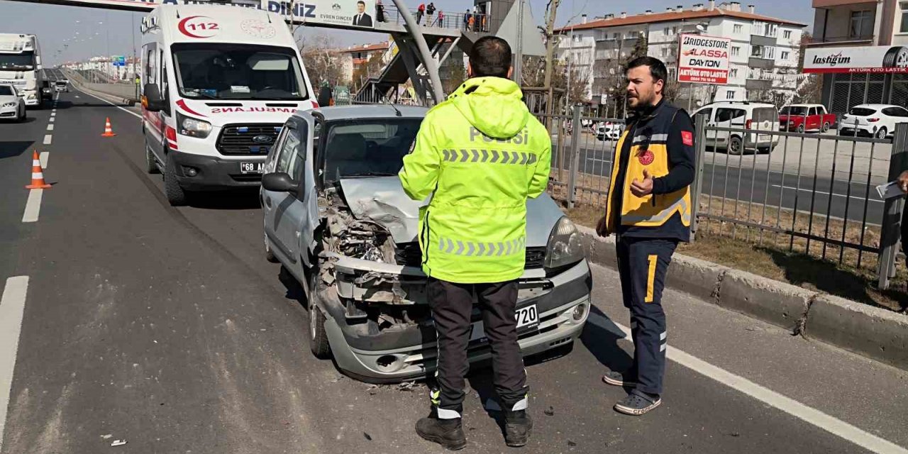 Aksaray’da otomobil kamyonete arkadan çarptı: 3 yaralı