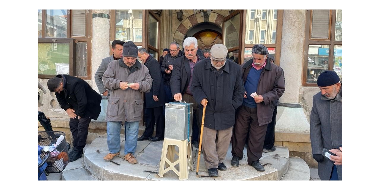 Camilerde depremzedeler için yardım toplandı