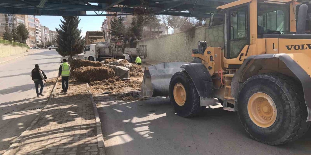 Saman balyası yüklü tır demiryolu geçidine çarptı