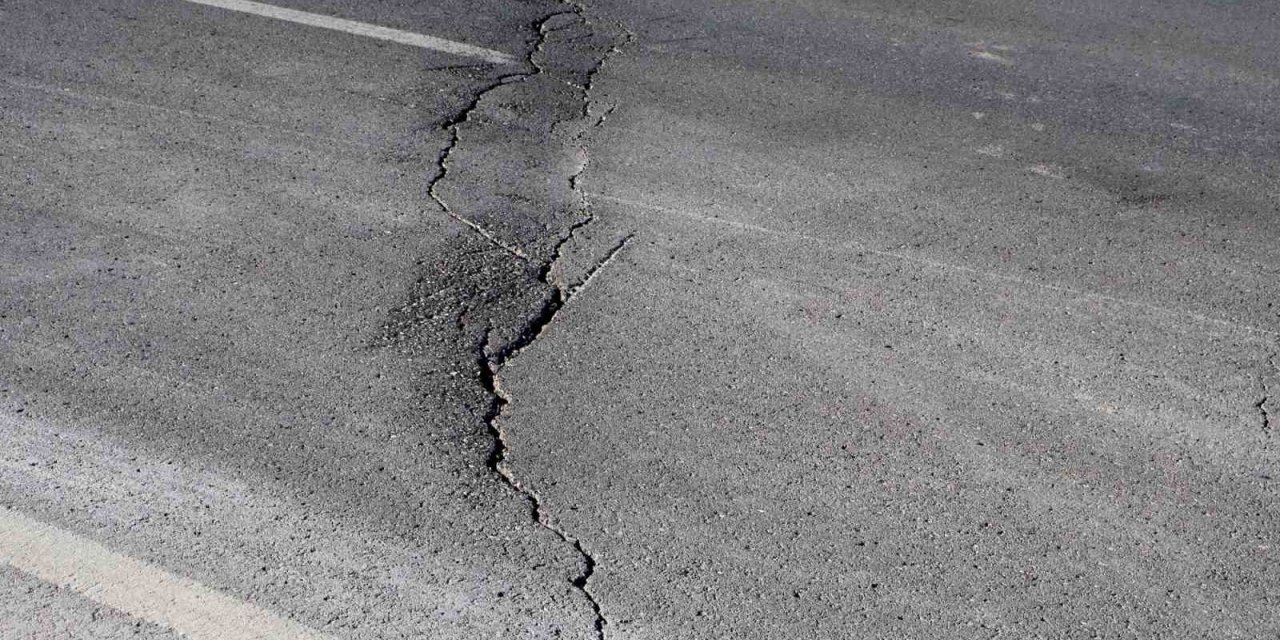 Niğde ve Konya depreminde Aksaray’da yol ve araziler yarıldı