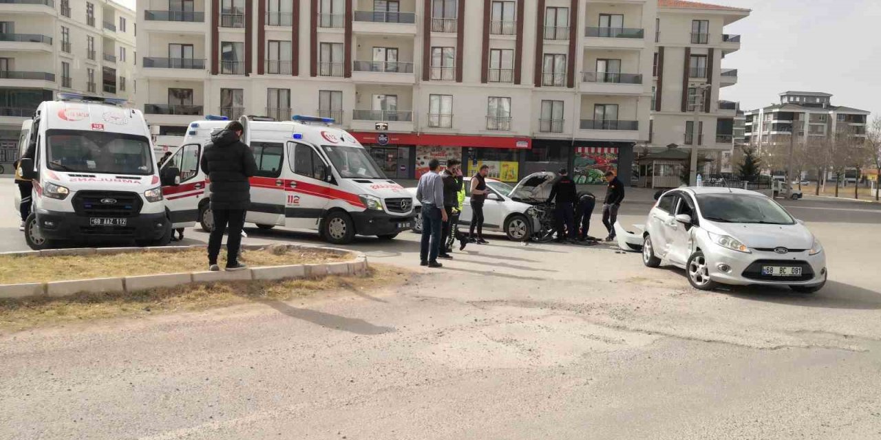 Aksaray’da 2 otomobil çarpıştı: 1 yaralı