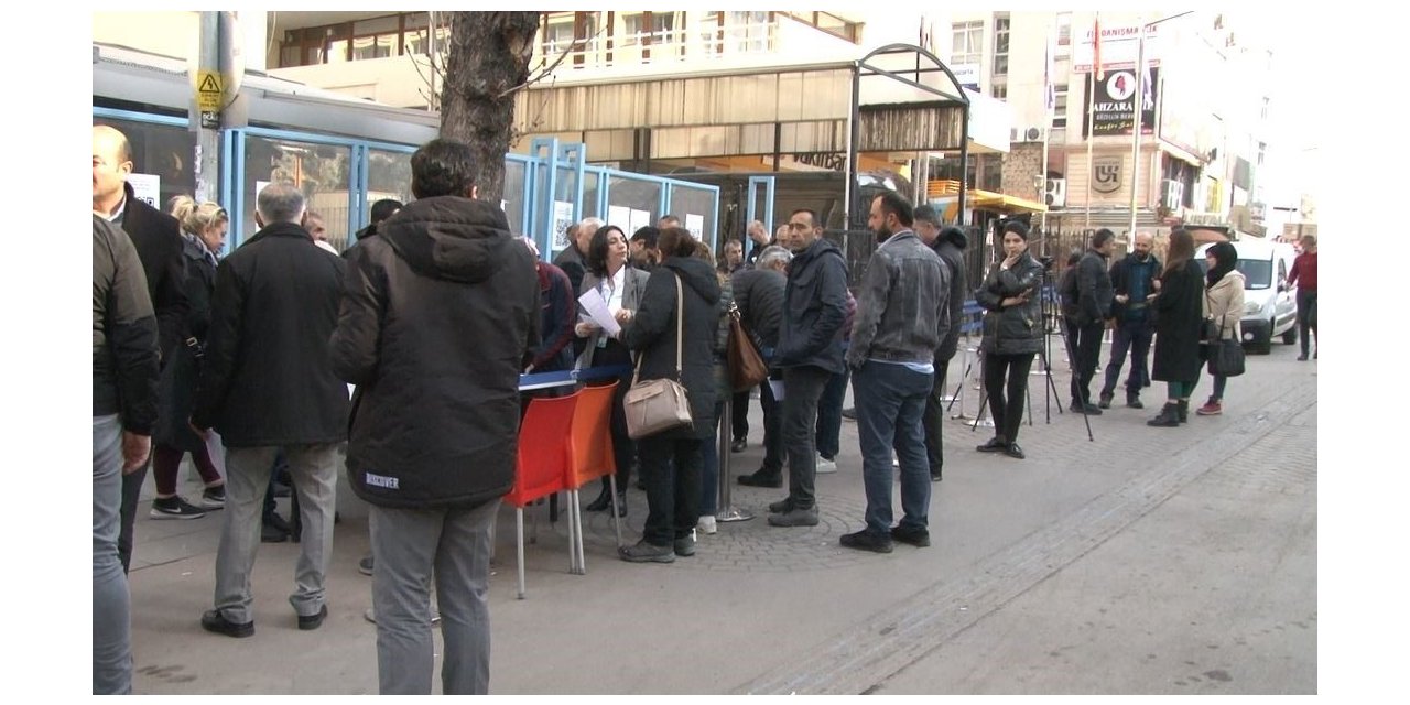 Ankara’da SGK binaları önünde uzun EYT kuyruğu