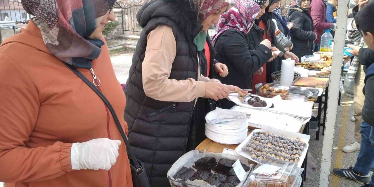 Konya’da depremzedeler yararına hayır panayırı düzenlendi