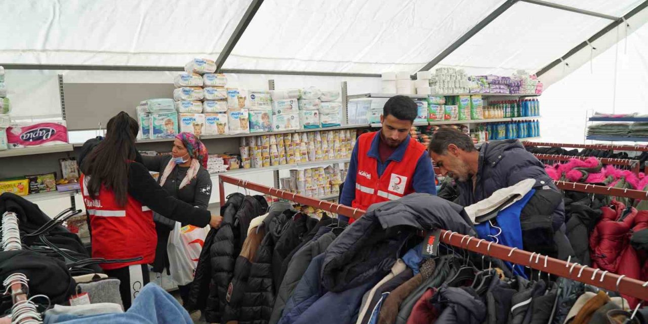 Türk Kızılay deprem bölgesinde 6 ilde 12 sosyal marketle hizmet veriyor