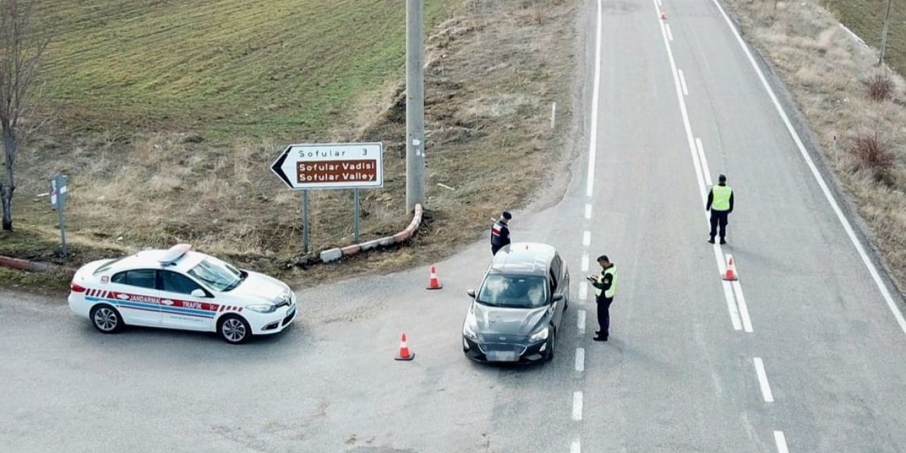 Aksaray’da trafik jandarması trafiği havadan denetliyor