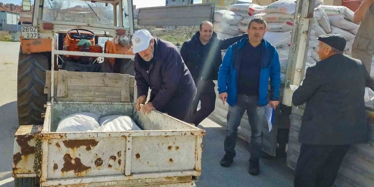 İnönü’de 130 çiftçiye yüzde 50 hibeli nohut tohum desteği