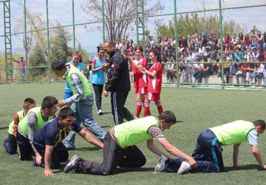 Engelli Öğrencilerden Timsah Yürüyüşlü Gol Sevinci