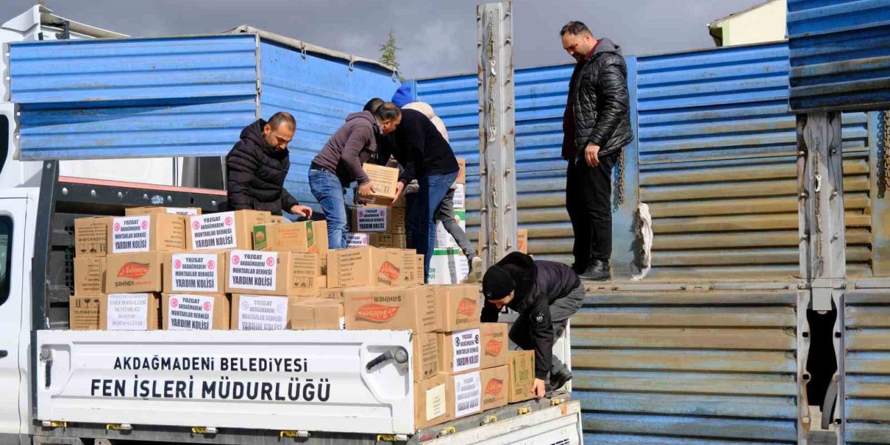 Akdağmadeni’nde deprem bölgesine yardımlar sürüyor