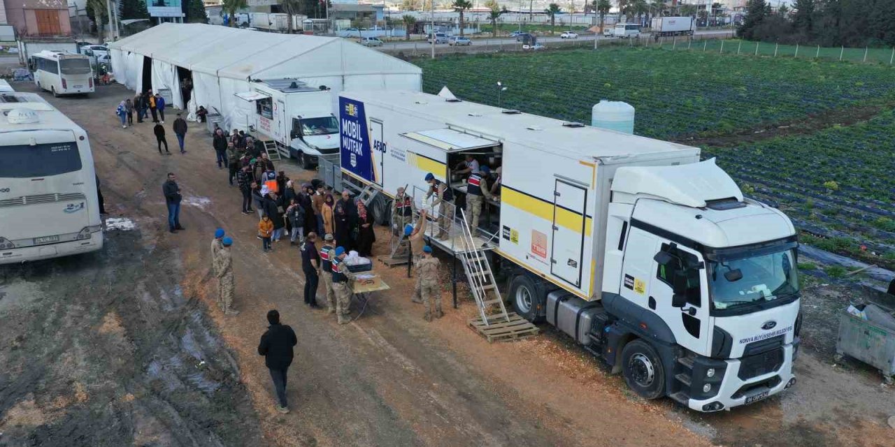 Konya’nın mobil yemek ve ekmek araçları Hatay’da depremzedelere hizmet veriyor