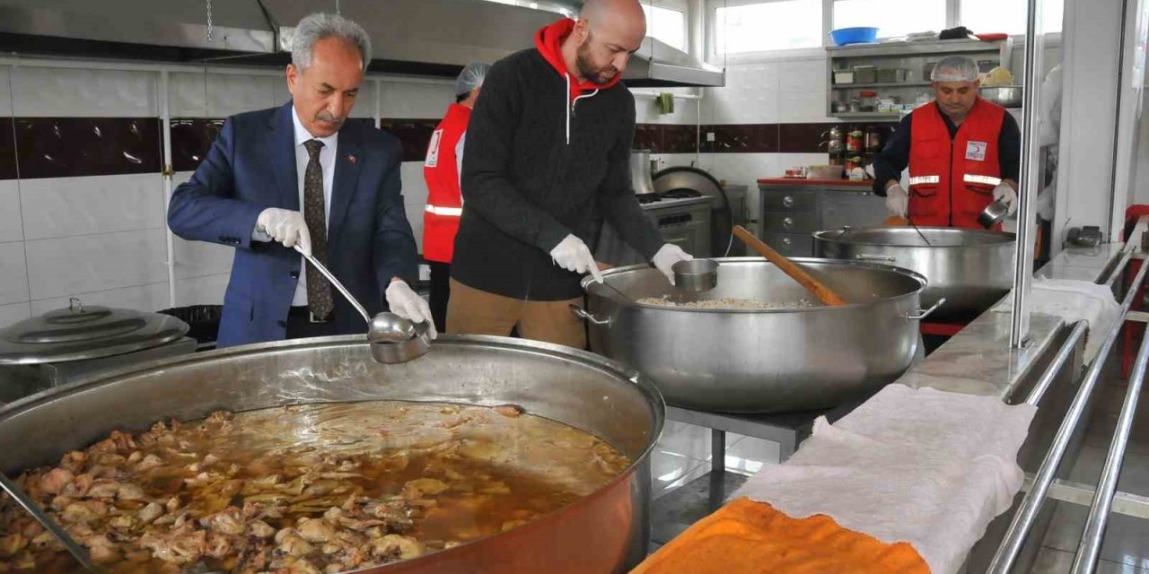 Akşehir’de günlük 2 bin 250 kişiye iftar yemeği