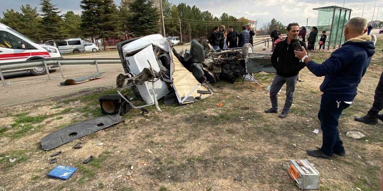 Kaza yapan otomobil parçalandı: 1 ölü, 1 yaralı