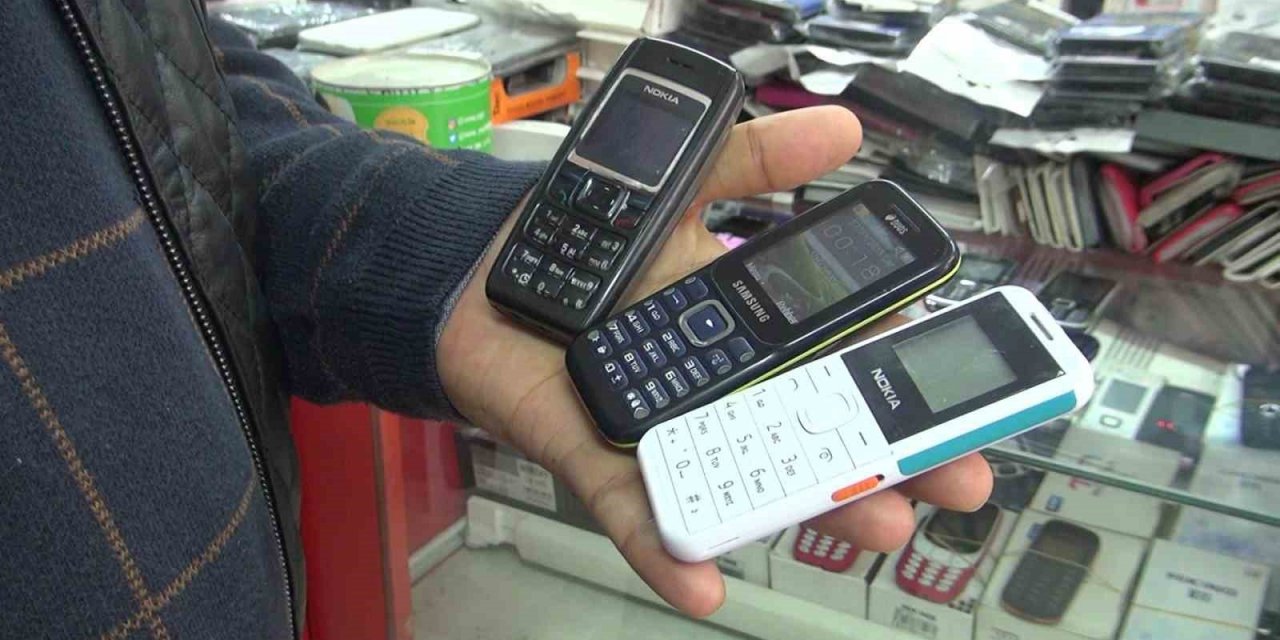 Sadece asker ve yaşlılar alıyordu: Tuşlu telefonlar depremlerin ardından yeniden değer kazandı