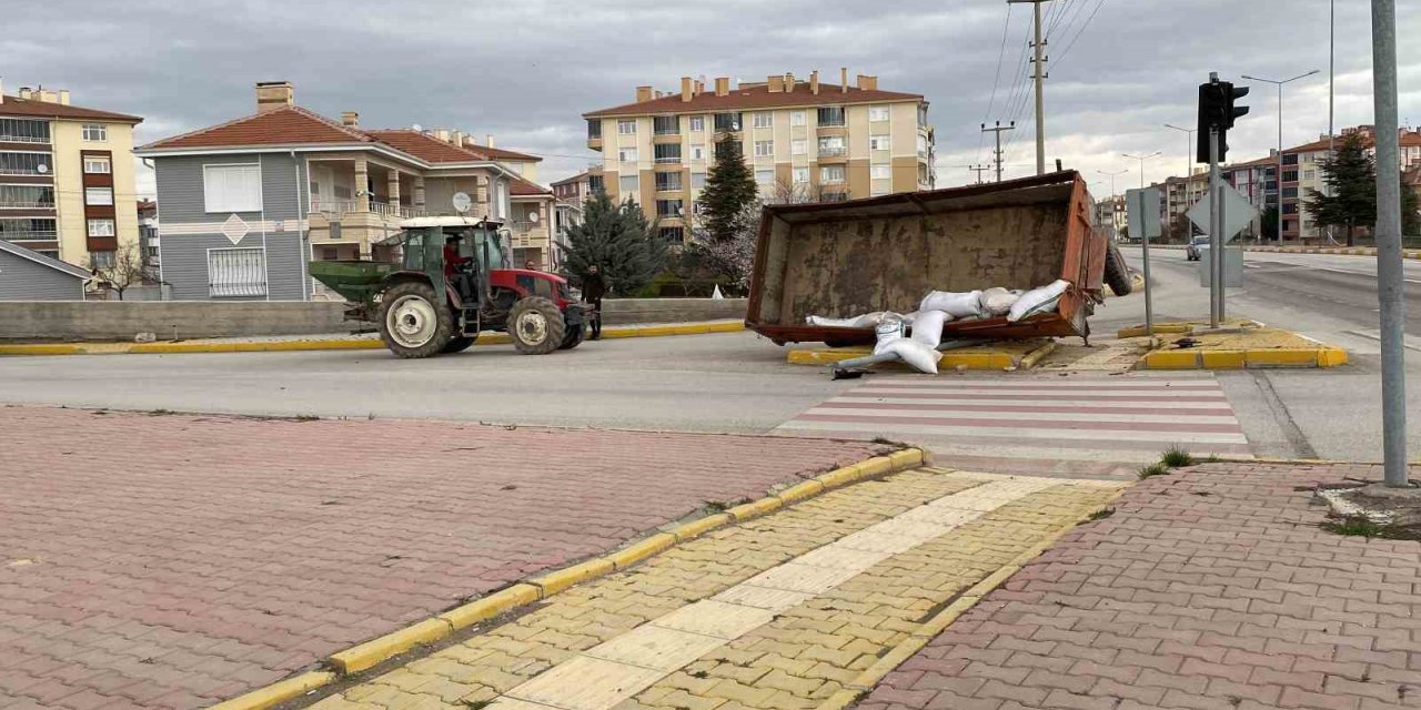 Seyir halindeki traktörden ayrılan römork refüje devrildi