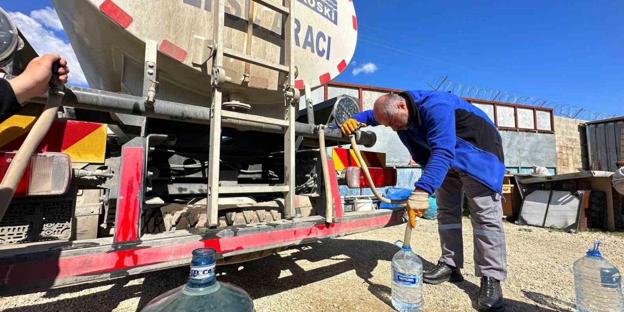 Konya Büyükşehir Hatay’da depremzedelere su hizmetini Ramazan’da da sürdürüyor