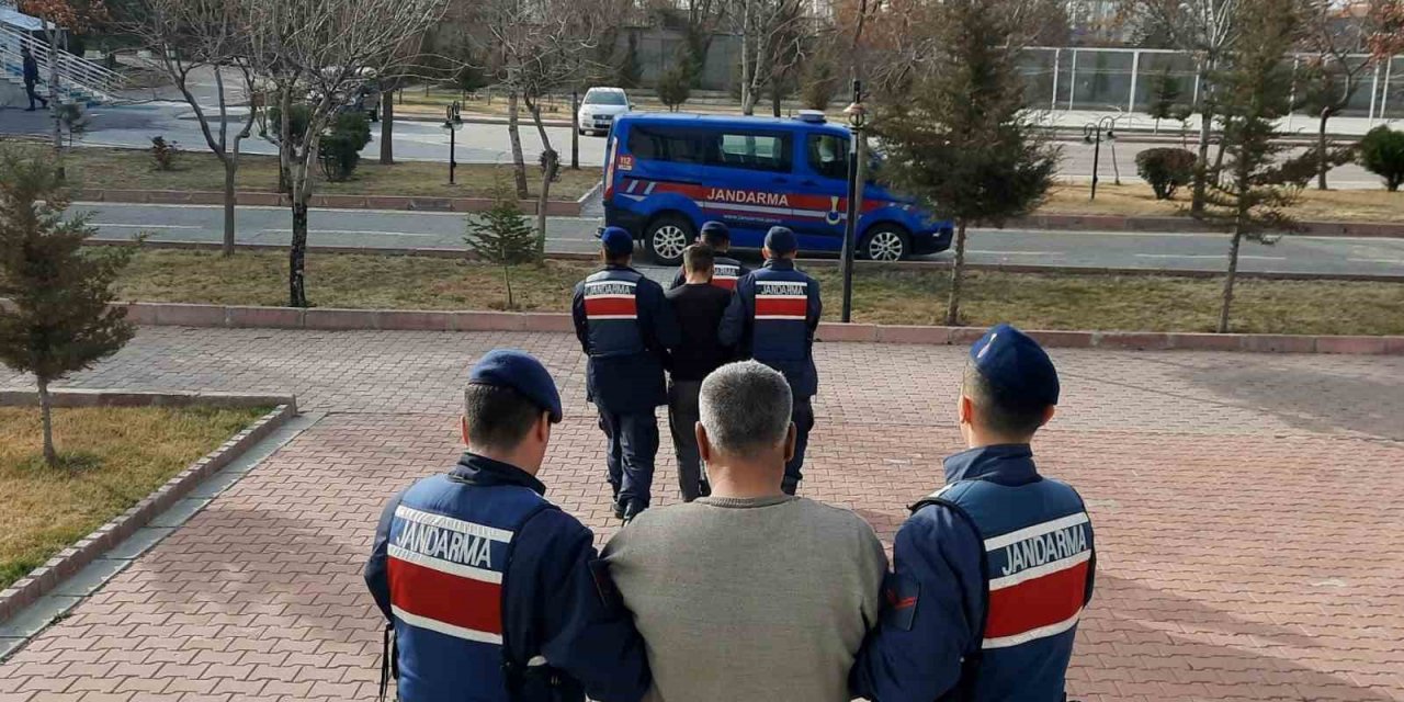 Mandıradan hırsızlık yapan 2 şüpheli jandarmanın şüphe üzerine durdurduğu araçtan çıktı