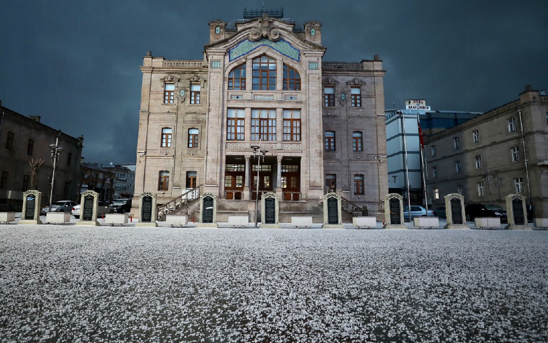 Aksaray'a kar yağar gibi dolu yağdı