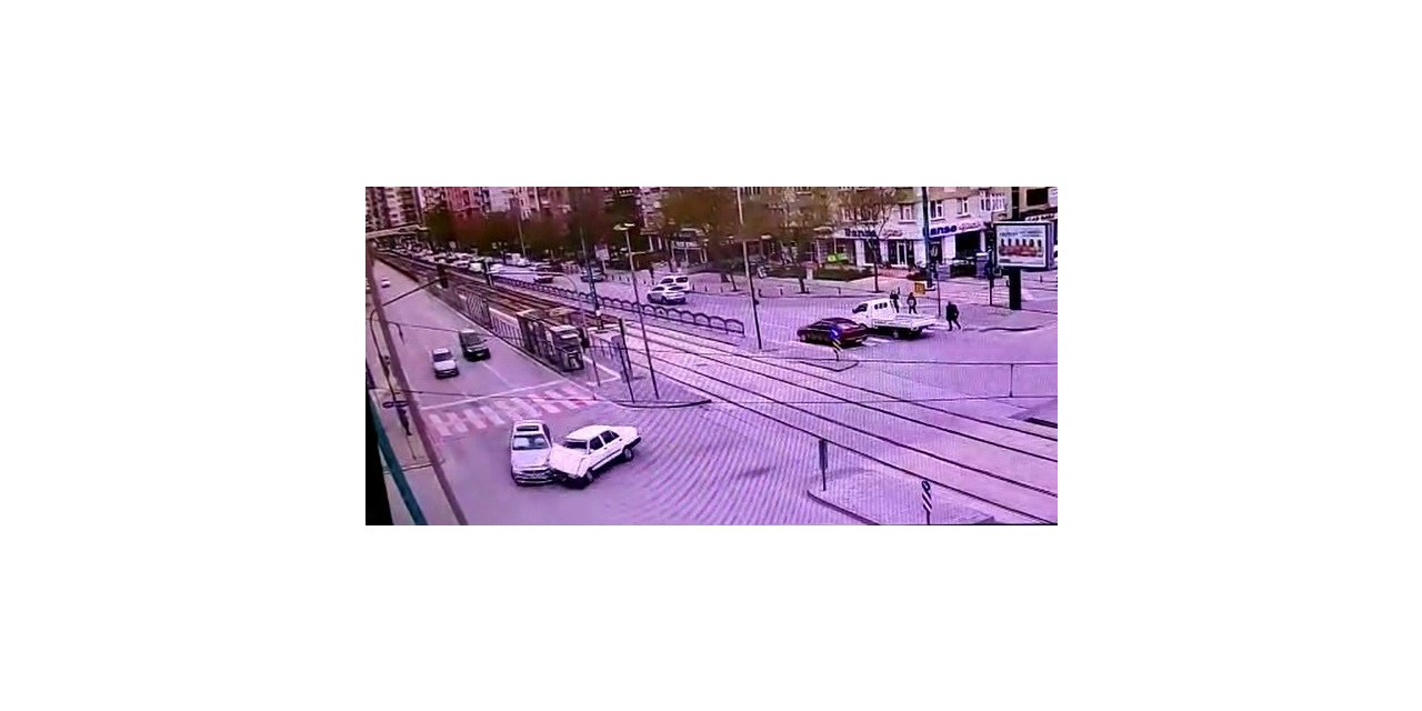 Dönüş yasağı bulunan kavşağa giren otomobilin kaza anı kamerada