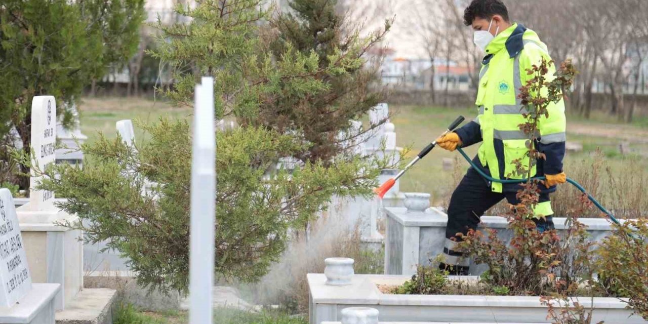 Aksaray Belediyesinden mezarlıklarda bayram temizliği