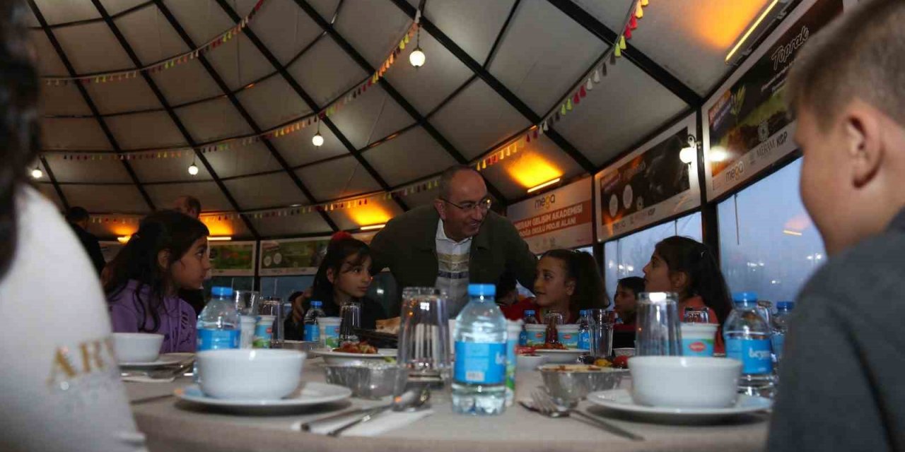 Başkan Kavuş, çocukların ilk iftar heyecanına ortak oldu