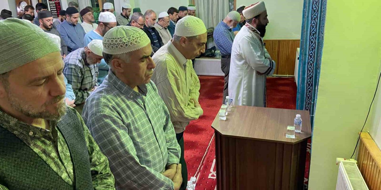 İkiz imamlar son hatimli teravih namazını kıldırdı