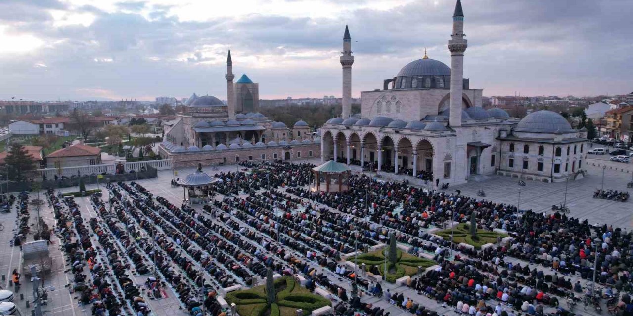 Binlerce kişi bayram namazında Mevlana Meydanı’nda buluştu