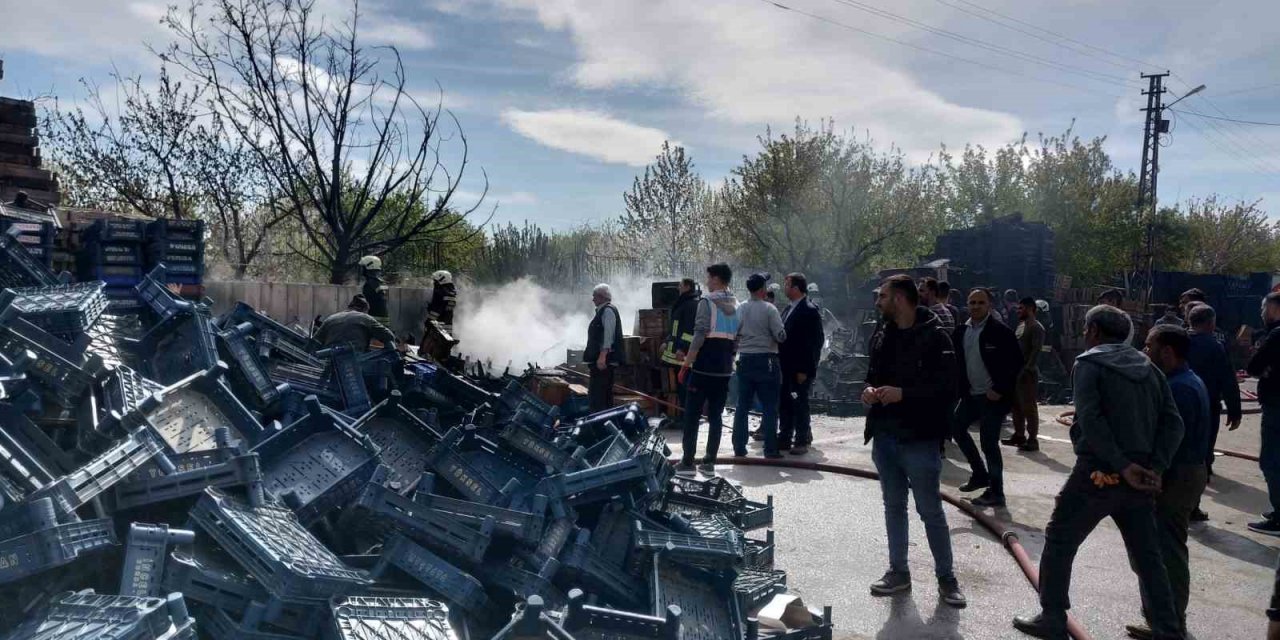 Sebze halindeki yangın büyümeden söndürüldü