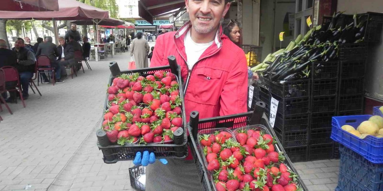 ’Tezgâhın gelini’ adını verdiği çileği şehrin plaka kodu olan 26 liradan satıyor