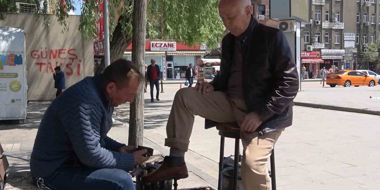 44 yıldır aynı yerde tezgah açıyor, çocuklarını ayakkabı boyayarak okuttu