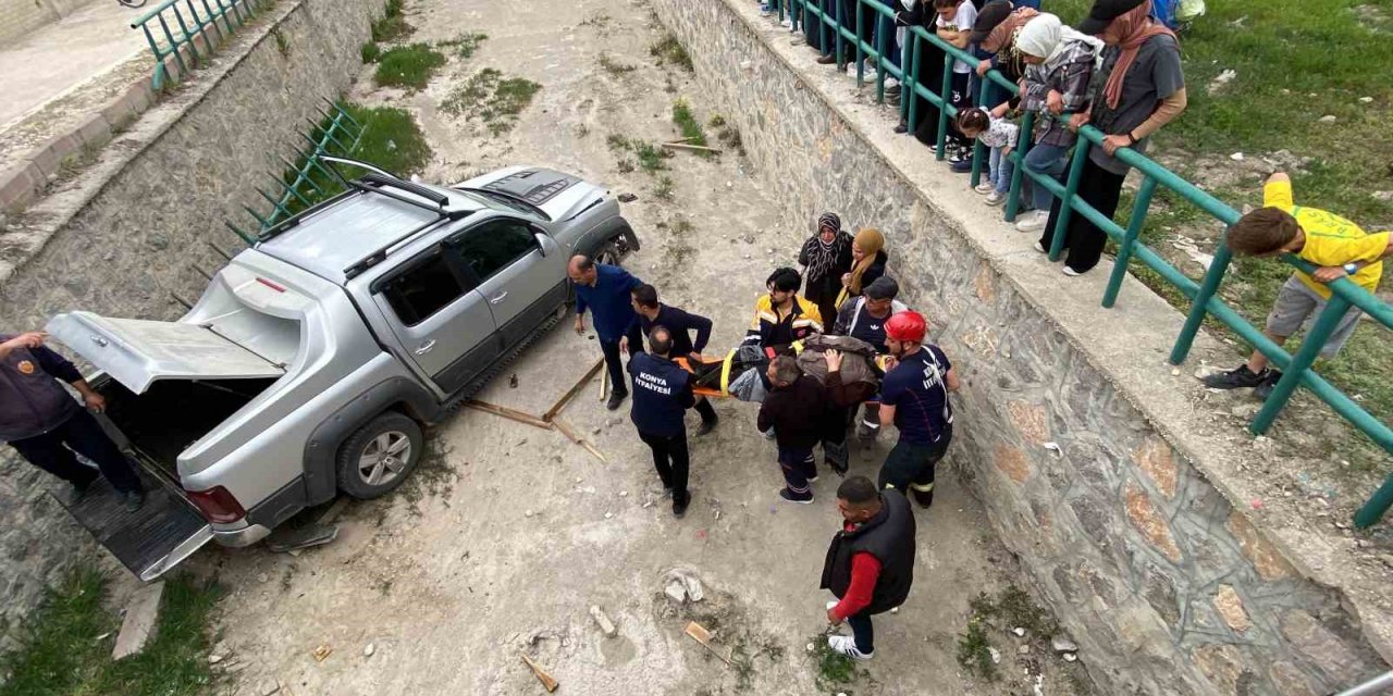 Otomobille çarpışan pikap dereye düştü, faciadan dönüldü