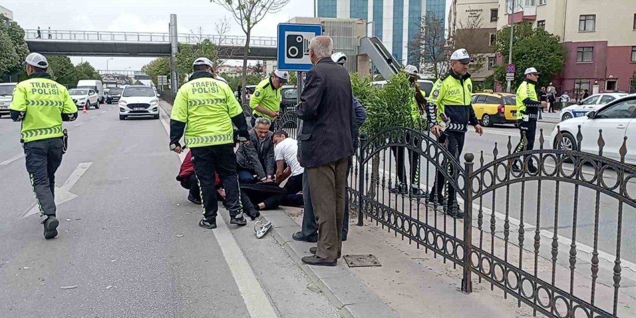 Otomobilin çarptığı kadına ilk müdahaleyi yoldan geçen doktor yaptı