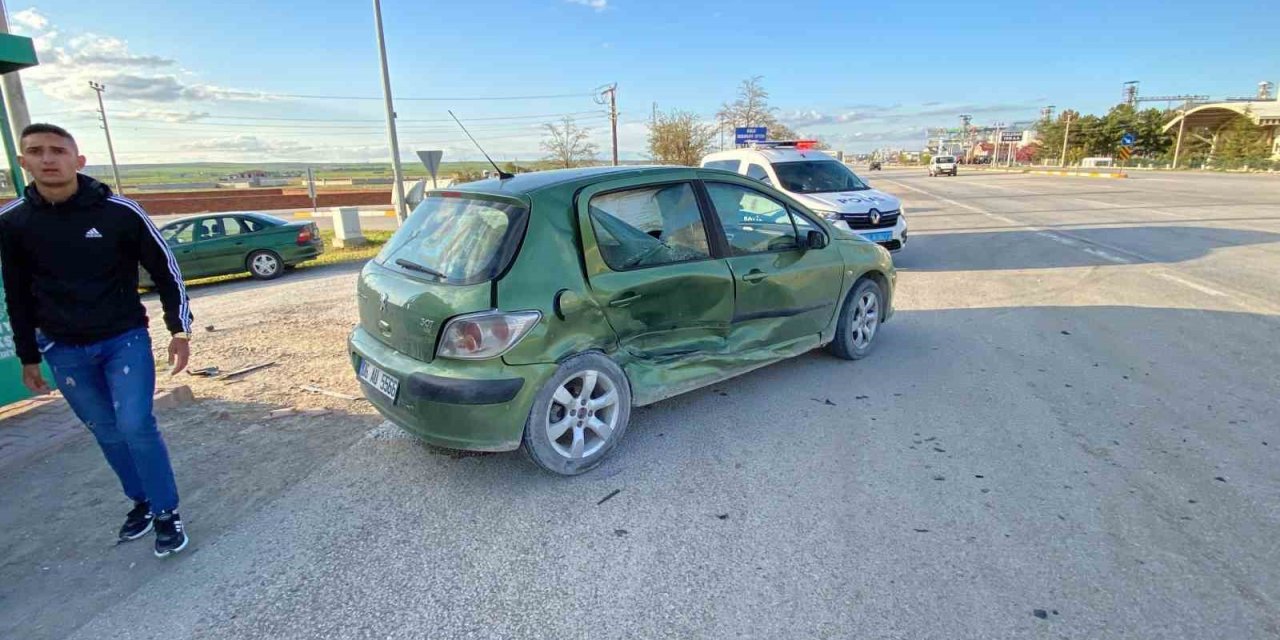 Konya’da iki otomobil çarpıştı: 3 yaralı