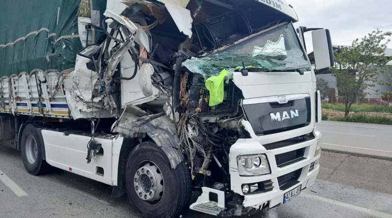 Eskilli tır şoförü Çanakkale'de kaza geçirdi