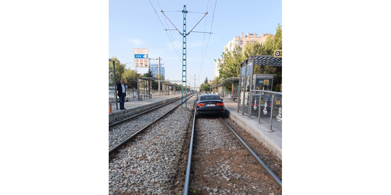 Normal yol diye tramvay yoluna giren sürücü alkollü çıktı