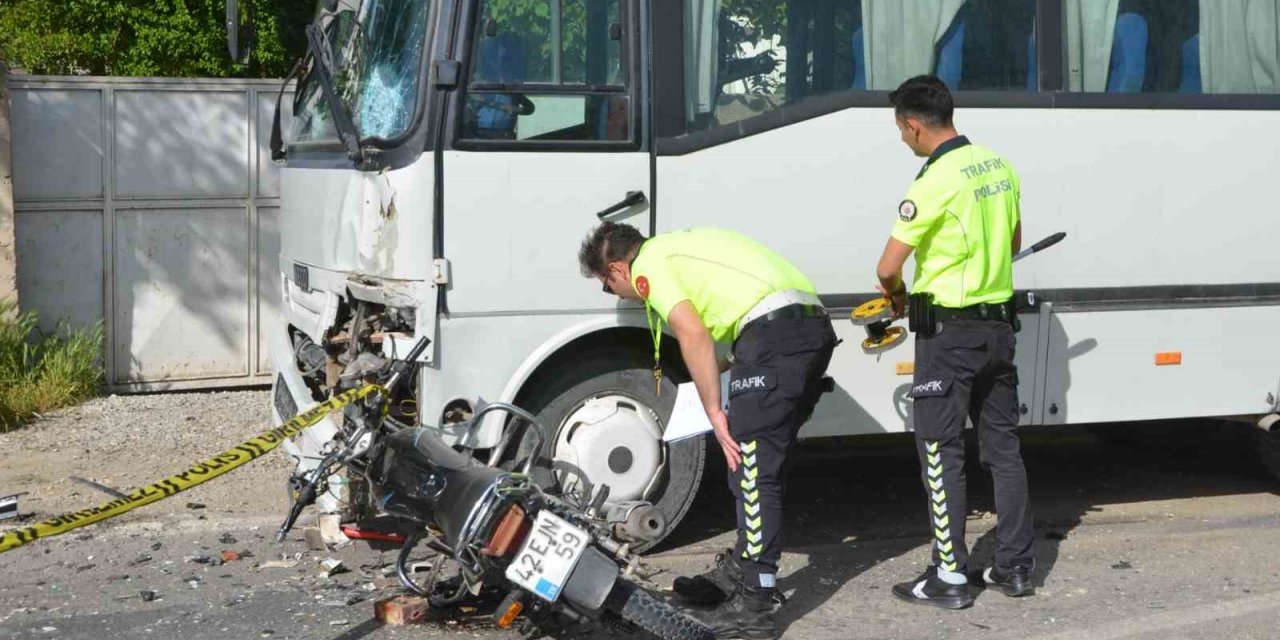 Konya’da motosiklet ile işçi servisi çarpıştı: 2 ölü