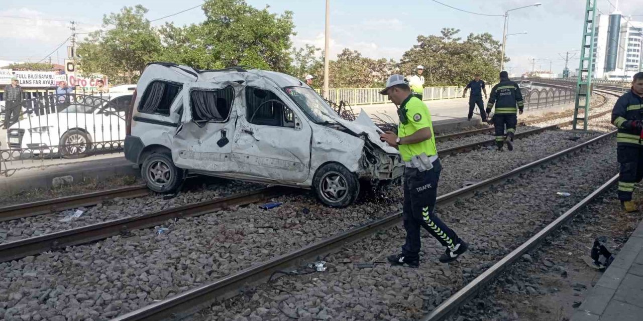 Kontrolden çıkan araç tramvay yoluna girdi: 3 yaralı