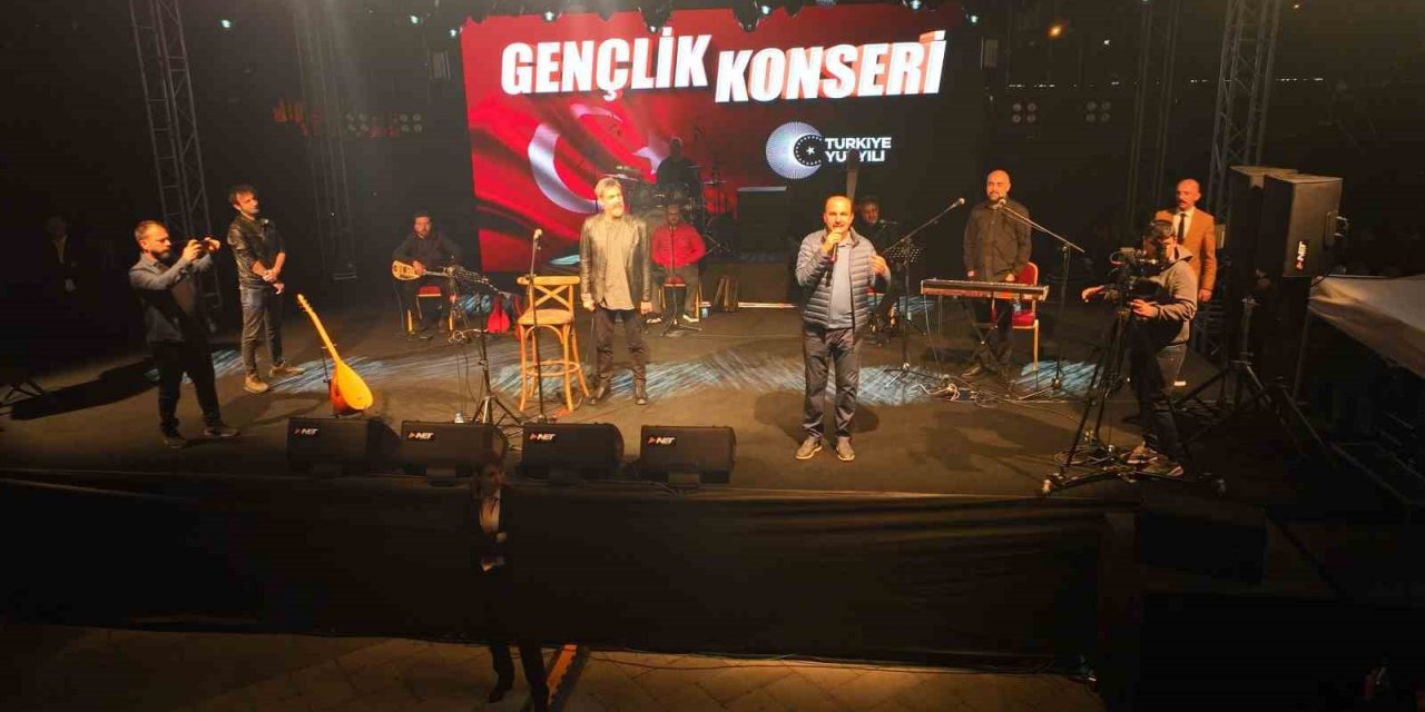 Başkan Altay, Uğur Işılak Konserinde Konyalıların coşkusuna ortak oldu