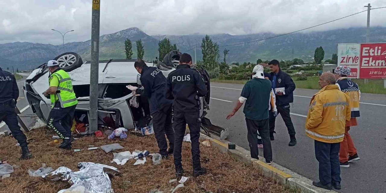 Takla atarak hurdaya dönen otomobilden aynı aileden 5 kişi yaralandı