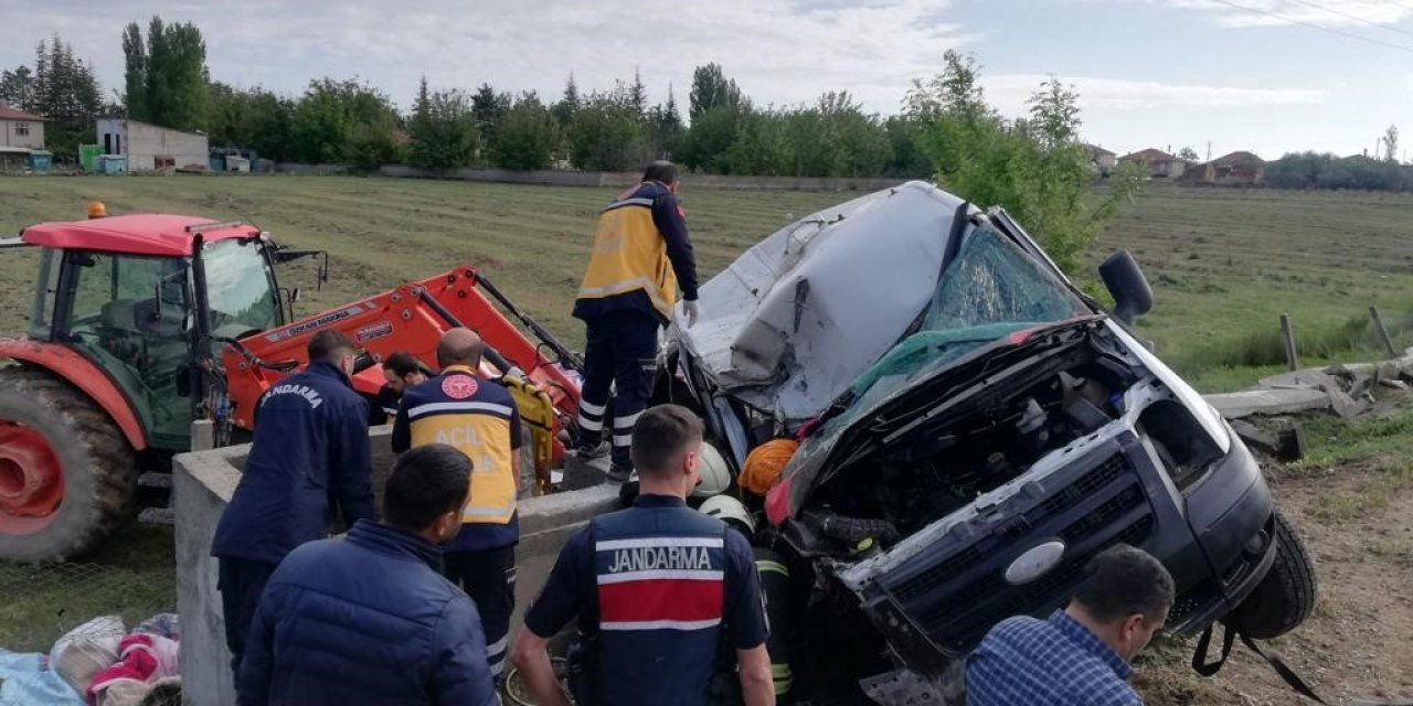 Tarım işçilerini taşıyan minibüs devrildi: 1 ölü, 8 yaralı