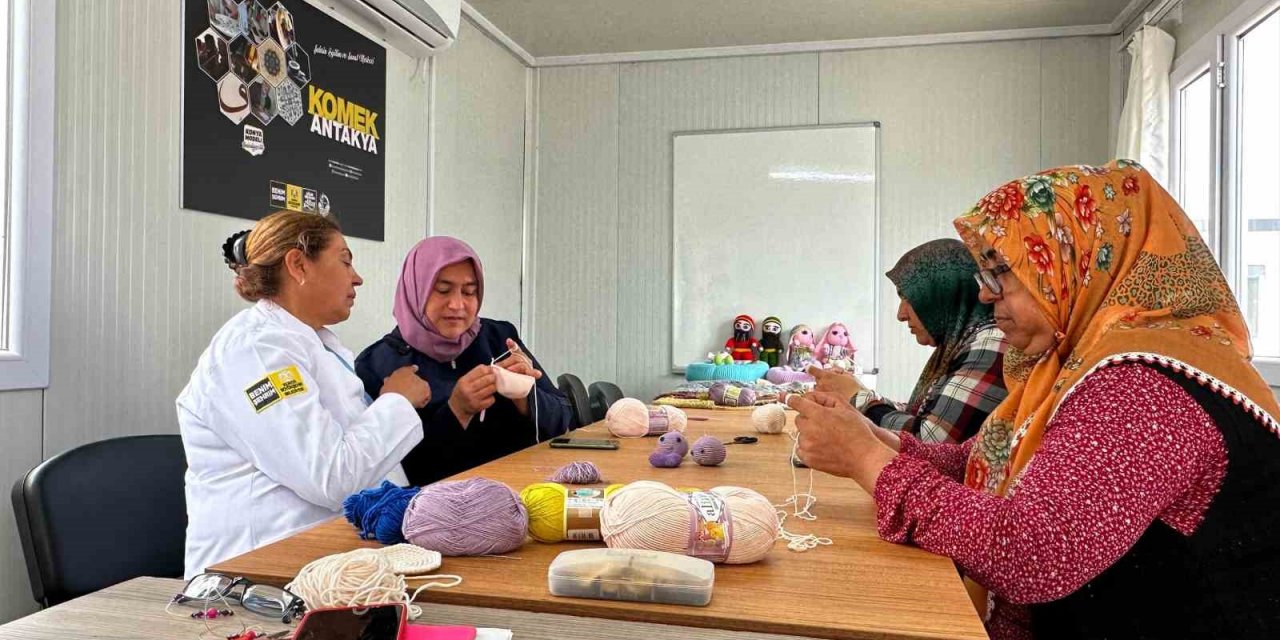 Başkan Altay Hatay’da açılan KOMEK’te depremzede kursiyerlerle buluştu