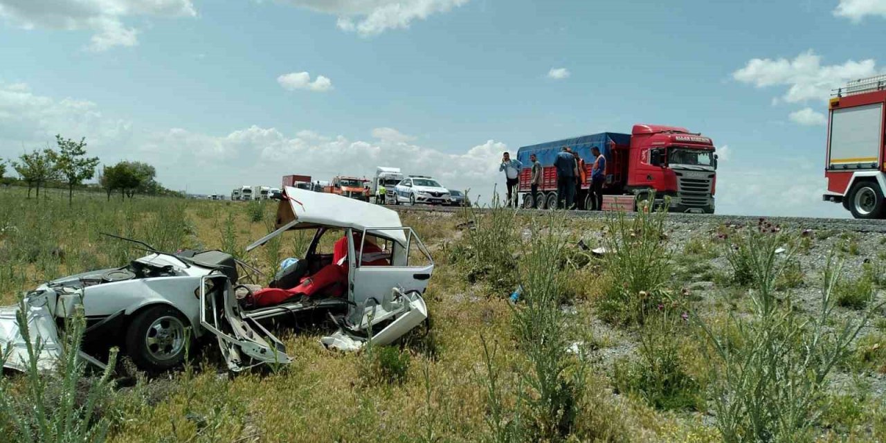 Konya’da otomobil tıra çarptı: 1 ölü