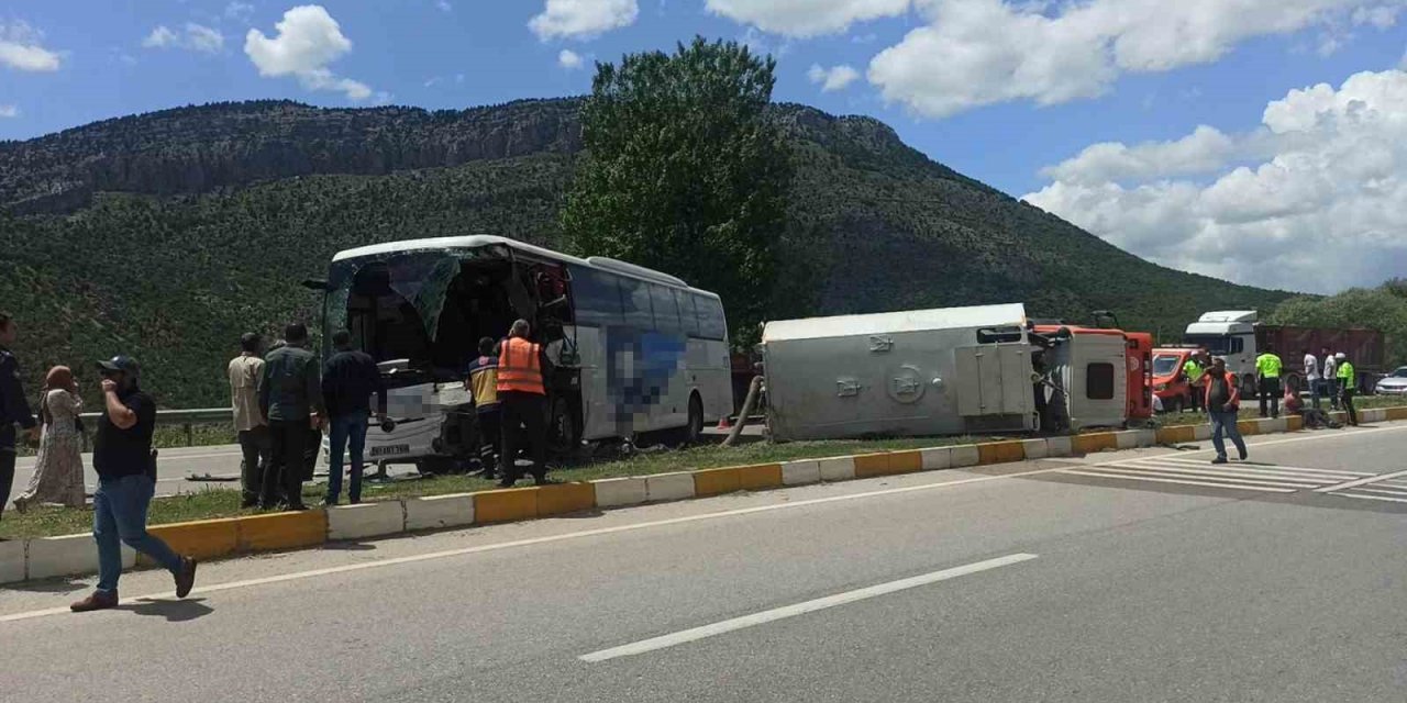 Konya’da yolcu otobüsü ile temizlik aracı çarpıştı: 1 ölü, 15 yaralı