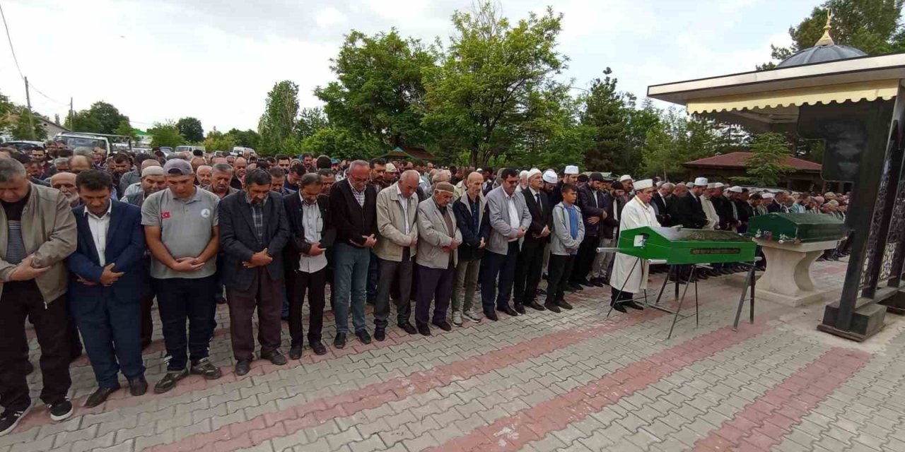 Oğulları tarafından öldürülen anne ve baba son yolculuğuna uğurlandı