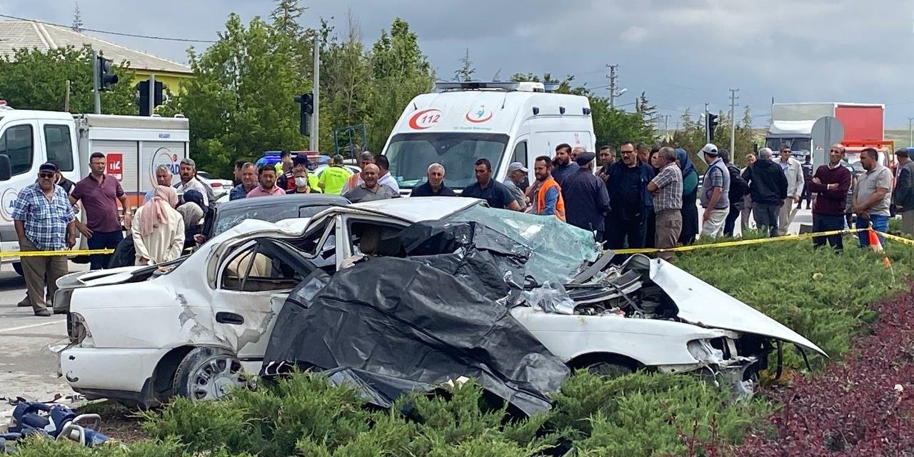 Bozcamahmut'ta 2 otomobil çarpıştı: 3 ölü, 2 ağır yaralı