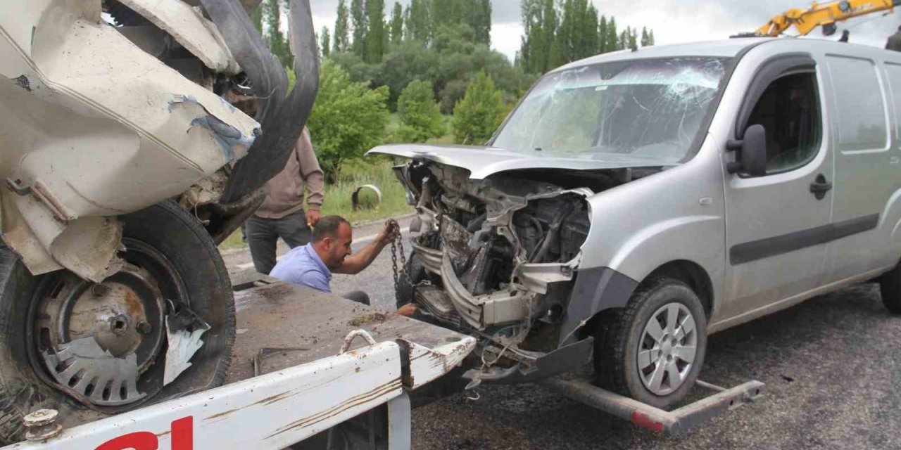 Devrilen kamyon kazaya sebep oldu: 4 yaralı