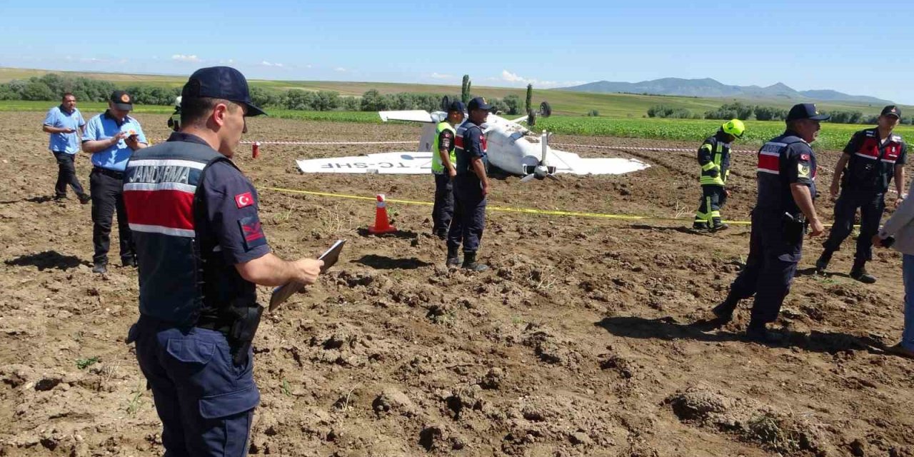 Aksaray’da eğitim uçağı düştü, pilotlar sağ kurtuldu