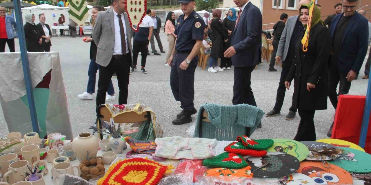 Beyşehir’de özel öğrenciler el emeklerini sergiledi